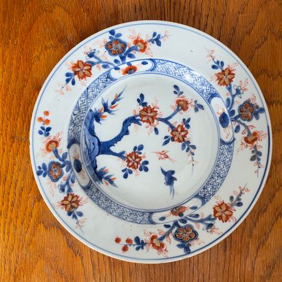null CHINE, Imari, pour l'exportation, XVIIIème siècle. Trois assiettes en porcelaine...