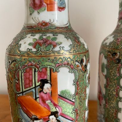 null CHINE, Canton pour l'exportation, XIXème siècle. 

Paire de petits vases à décor...