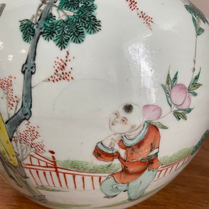 null CHINE, époque Minguo (1912-1949). 

Vase couvert à panse globulaire figurant...