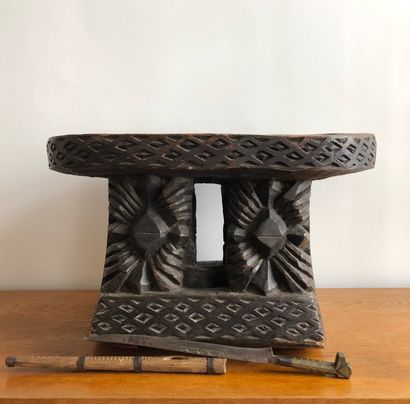 null AFRIQUE, XXème siècle 

Table à jeu dite "AWALE" à plateau ovale en bois sculpté....