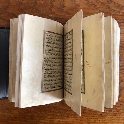 null Coran calligraphié du XIX ème siècle dans une reliure à recouvrement de l’époque...