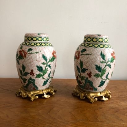 null CHINE, XXème siècle

Paire de pots à gingembre en porcelaine à décor émaillé...