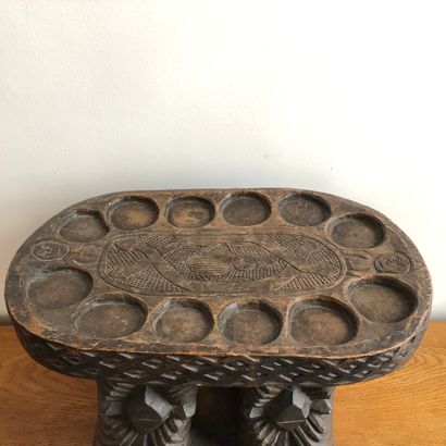 null AFRIQUE, XXème siècle 

Table à jeu dite "AWALE" à plateau ovale en bois sculpté....