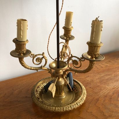 null Lampe bouillote en bronze doré à 3 bras de lumières à décor de rinceaux et fleurettes,...
