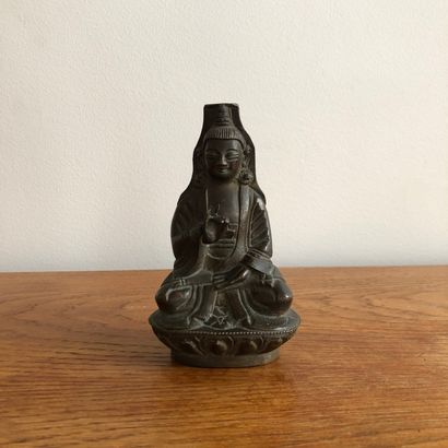 null CHINE, fin des Qing-Minguo. Statuette de Bodhisattva (Guan Yin) assis sur une...