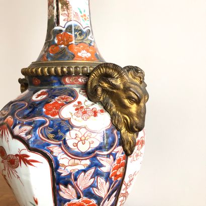 null Pied de lampe balustre en porcelaine à décor Imari rouge, bleu et or sur fond...