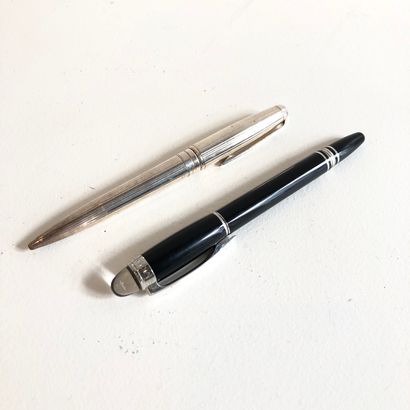 null MONT BLANC

Ballpoint pen in black resin and silver metal attributes, Starwalker...