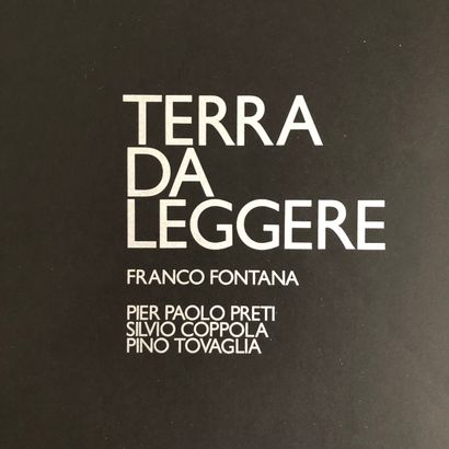 null Franco FONTANA Terra da leggere

Ed IKS Modena, 1974. 

White cloth cover in...