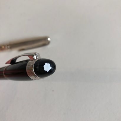 null MONT BLANC

Ballpoint pen in black resin and silver metal attributes, Starwalker...