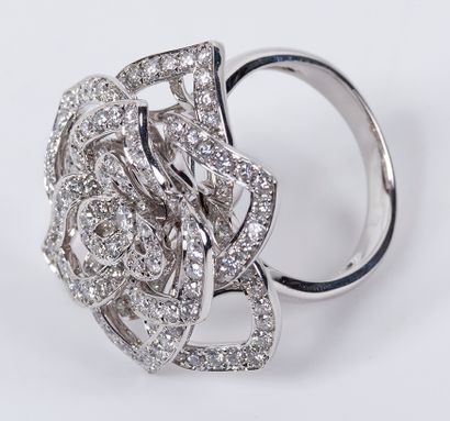 null Elegante Bague "Fleur" en or gris 18K (750 millièmes) ornée de lignes de diamants...