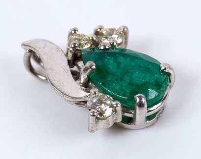 null Pendant in white gold 18K (750 thousandths) decorated with an emerald cut in...