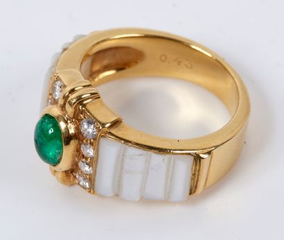 null Ring in yellow gold 18K (750 thousandths) godronné, decorated with an emerald...