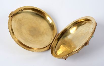 null Elegant hinged powder case in yellow gold finely chased with foliage. The lid...