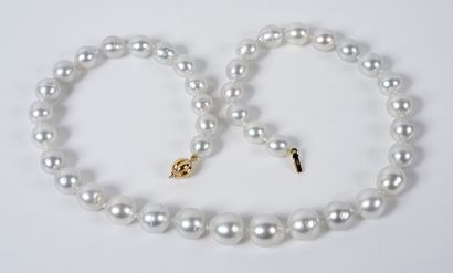 null Beautiful Necklace of thirty five white pearls of culture of the South Seas...