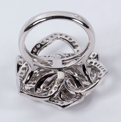 null Elegant Ring "Flower" in white gold 18K (750 thousandth) decorated with lines...