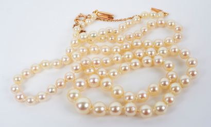 Collier d'un rang de perles de culture blanches...