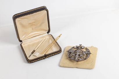 null 
Rare brooch with transformation out of yellow gold 18K (750 thousandths) doubled...