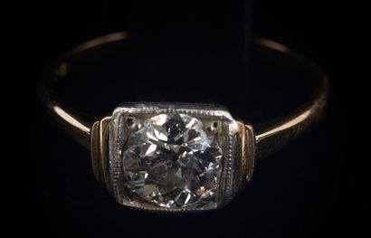 null Bague solitaire en or jaune et or gris 18K (750 millièmes) ornée d'un diamant...