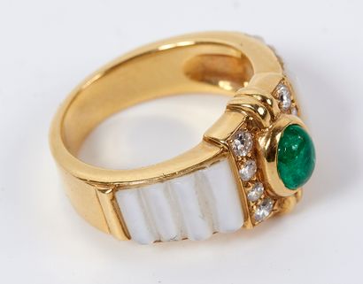 null Ring in yellow gold 18K (750 thousandths) godronné, decorated with an emerald...