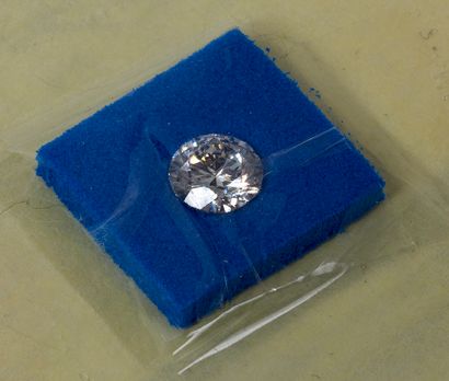 null A laboratory diamond on paper. Dimensions: 6.35 x 6.38 x 3.87 mm. Weight: 0.96...