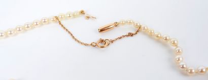 null Necklace of one row of white cultured pearls. Yellow gold clasp with safety...