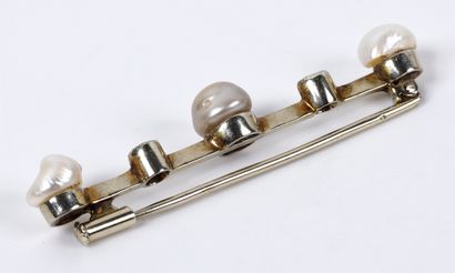 null Broche barrette en or gris 18K (750 millièmes) ornée de trois perles fines baroques...