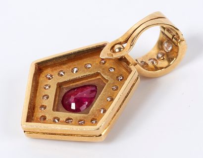 null Pendentif en or jaune 18K (750 millièmes) à motif géométrique orné d'un rubis...