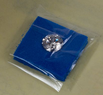 null Un diamant de laboratoire sur papier. Dimensions: 6,35 x 6,38 x 3,87 mm. Poids:...