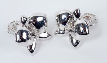 null Important Pair of ear clips in 18K (750 thousandths) white gold with floral...