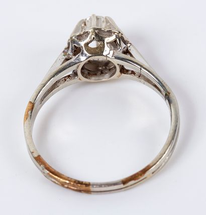 null Ring solitaire in white gold 18K (750 thousandths) decorated with a diamond...