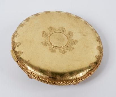 null Elegant hinged powder case in yellow gold finely chased with foliage. The lid...