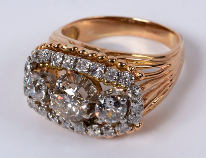 null Important Ring in gold of three colors 18K (750 thousandths) with pearled decoration...