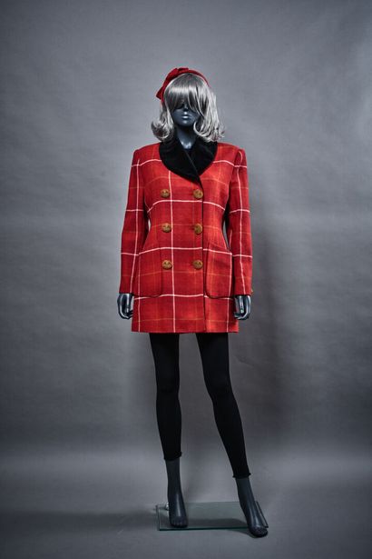 3 SUISSES X VIVIENNE WESTWOOD ENSEMBLE : CABAN et JUPE

Lainage tartan rouge et blanc,...