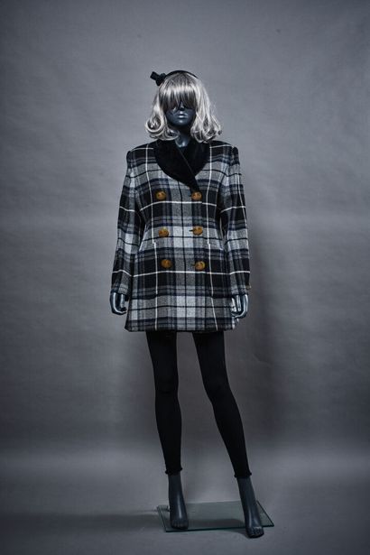 3 SUISSES X VIVIENNE WESTWOOD ENSEMBLE : CABAN et JUPE

Lainage tartan gris et marine,...