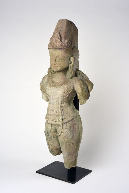 null INDE, circa XIème siècle. Sculpture en ronde bosse de Surya figuré debout, dans...