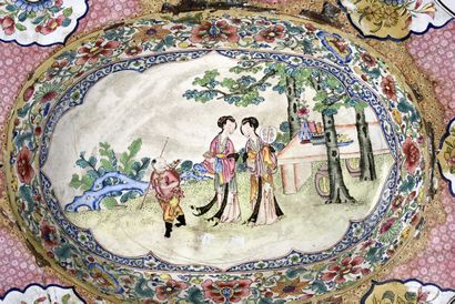 null CHINE, époque Yongzheng (1722-1735). Bassin à bordure dentelée décoré de femmes...