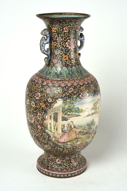 null CHINE, XVIIIème siècle, marque de Qian Long au revers. Rare vase balustre à...