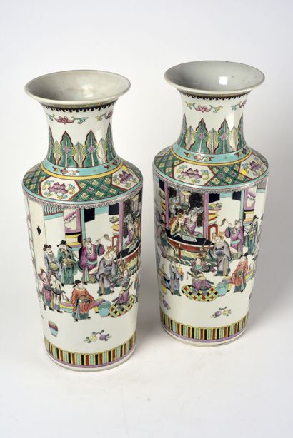 null CHINE, fin de la dynastie Qing , cira 1900. Paire de vases à décor d'une scène...