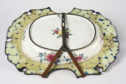 null CHINE, époque Yongzheng (1722-1735). Bassin à bordure dentelée décoré de femmes...