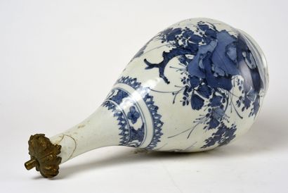 null CHINE, époque Transition, XVIIème - XVIIIème siècle. Vase de forme bouteille...