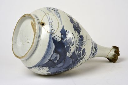 null CHINE, époque Transition, XVIIème - XVIIIème siècle. Vase de forme bouteille...