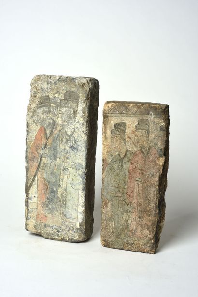 null CHINE, circa Vème siècle. Deux briques décorées à fresque de dignitaires représentés...