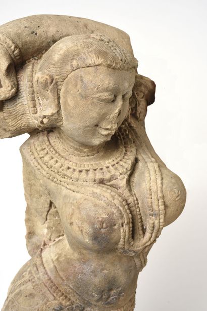 null INDE, circa XIIème siècle. Divinité féminine sculptée en haut relief, représentée...