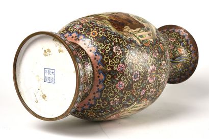 null CHINE, XVIIIème siècle, marque de Qian Long au revers. Rare vase balustre à...