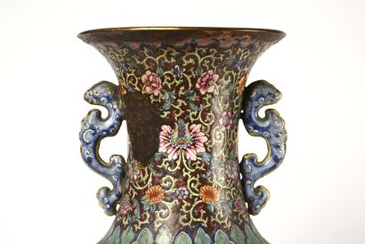 null CHINE, XVIIIème siècle, marque de Qian Long au revers. Rare vase balustre à...