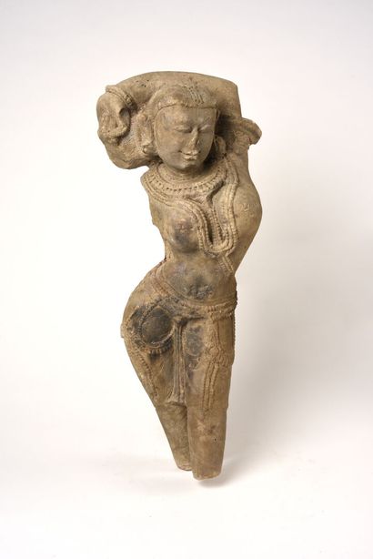 null INDE, circa XIIème siècle. Divinité féminine sculptée en haut relief, représentée...