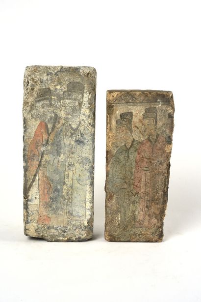 null CHINE, circa Vème siècle. Deux briques décorées à fresque de dignitaires représentés...