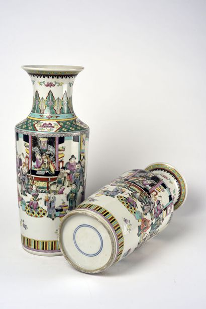 null CHINE, fin de la dynastie Qing , cira 1900. Paire de vases à décor d'une scène...