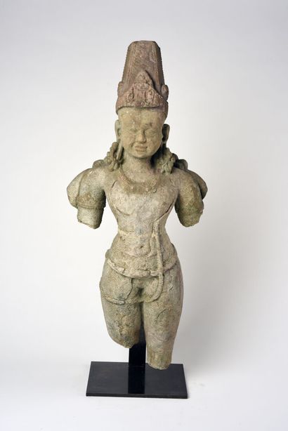 null INDE, circa XIème siècle. Sculpture en ronde bosse de Surya figuré debout, dans...