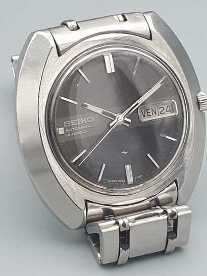 SEIKO 7006-7110R, vers 1972. 

Montre bracelet en acier, boitier coussin curvex,...